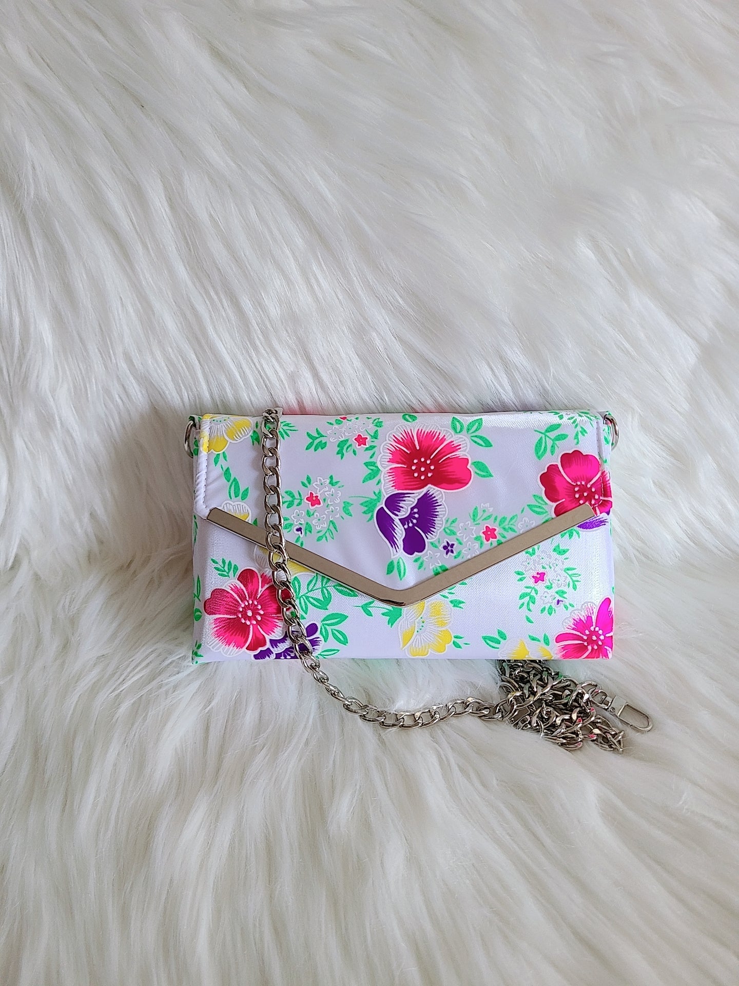 Mimic white poppy envelope bag. This is a smaller size. 8.5"×5"×2.5"