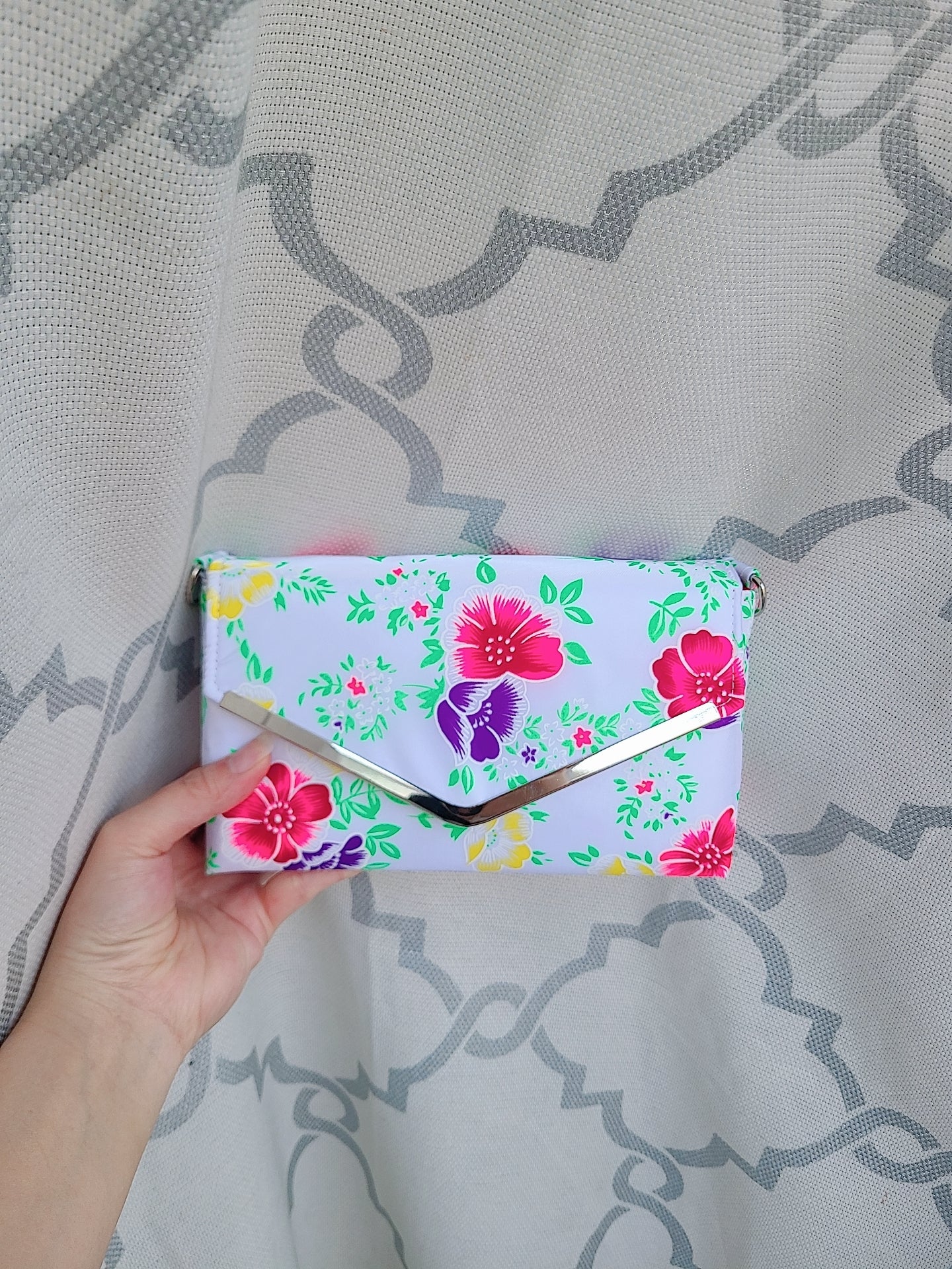 Mimic white poppy envelope bag. This is a smaller size. 8.5"×5"×2.5"
