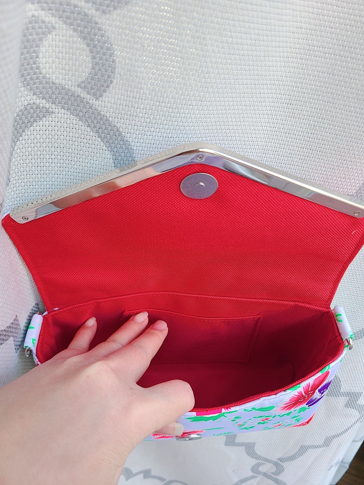 Mimic white poppy envelope bag. This is a smaller size. 8.5"×5"×2.5"